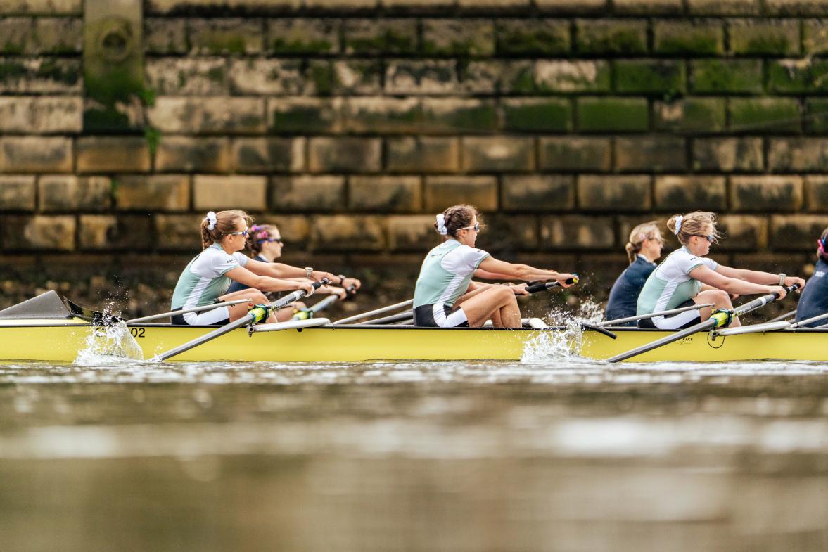 Hannah in the centre rowing against the Oxford boat (background). 